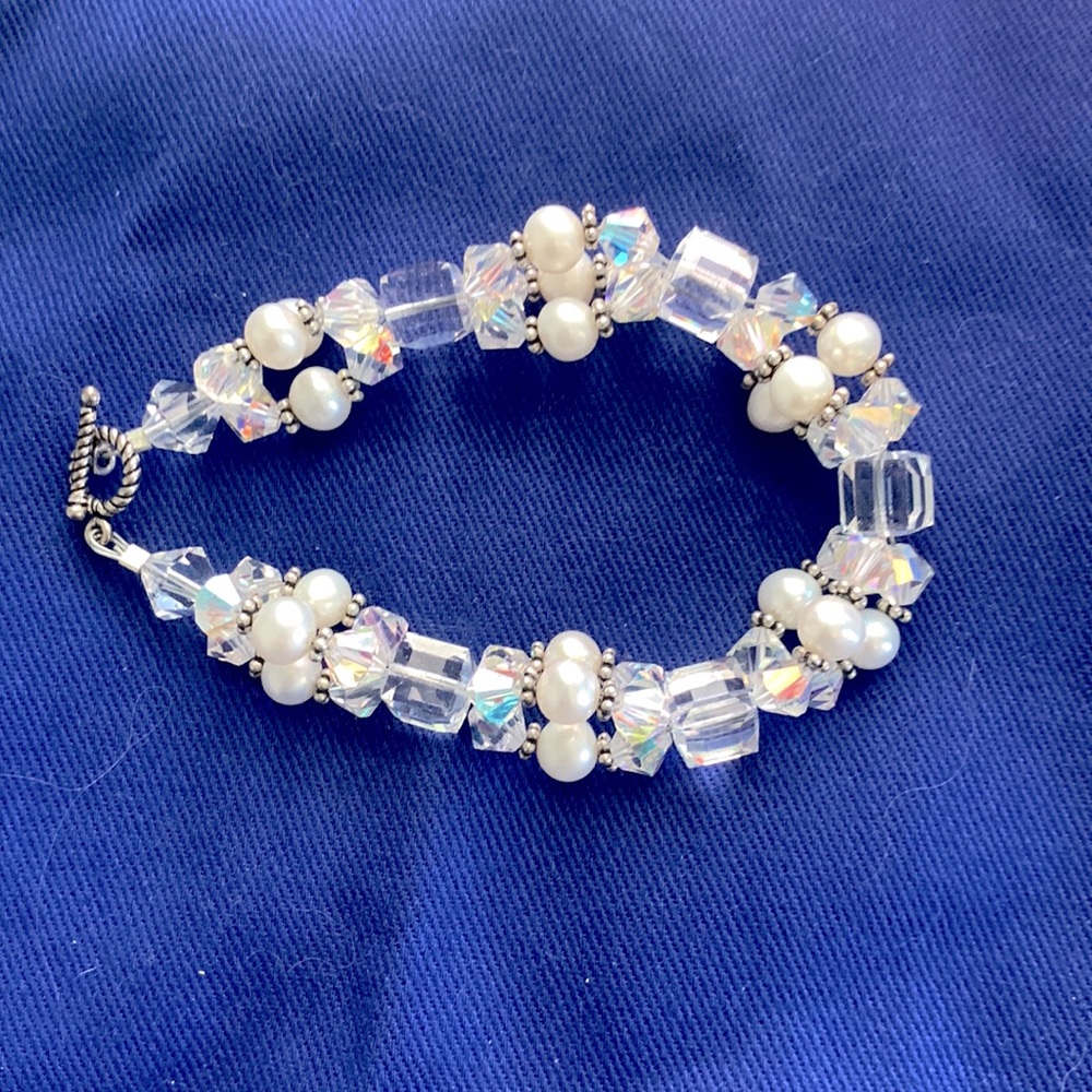 Beautiful clear beaded bracelet ready for new home.